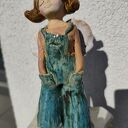 Aniołek ceramiczny w ogrodniczkach - prezent na chrzest i Komunię