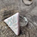 Pierścionek ceramiczny z motywem liści - rękodzieło handmade