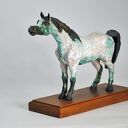 Rzeźba ceramiczna konia arab - figurka na podstawie z buku