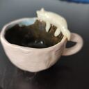 Ręcznie robiona filiżanka ceramiczna z leniwym kotem - pojemność ok. 120 ml