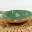 Ceramiczna misa dekoracyjna zielona z motywem liścia