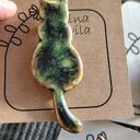 broszka ceramiczna kot ze zwieszonym ogonem
