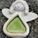 Ręcznie robiony anioł ceramiczny 7 cm w kolorowej sukience