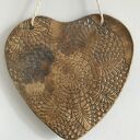 Ceramiczne serce z odciskiem serwetki - wyjątkowy wallhanging do domu