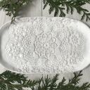 Koronkowy talerz w bieli, ręcznie robiona patera ceramiczna