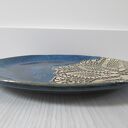 Granatowa patera ceramiczna z koronkowym motywem