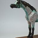 Rzeźba ceramiczna konia arab - figurka na podstawie z buku
