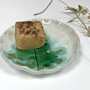 Ceramiczna mydelniczka ręcznie robiona „Burza” - paprotkowy motyw i zielone szkliwo