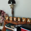 Inicjał O z ćmą - ceramiczna dekoracja do biblioteczki