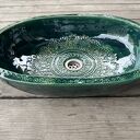 Umywalka ceramiczna owalna z koronkami w butelkowej zieleni - nablatowa