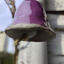 Dzwonek ceramiczny - fioletowa ozdoba na ogród i balkon