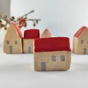 Zestaw 5 ceramicznych domków do dekoracji - szamot i czerwone dachy