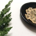 Czarny roślinny talerzyk ceramiczny na biżuterię (handmade)