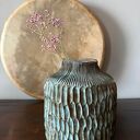 Wazon ceramiczny „Deep Lines” - ręcznie szkliwiony w głębokim niebieskim