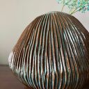Wazon ceramiczny „Deep Lines” - ręcznie rzeźbione linie i szkliwo granatowe