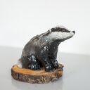 Borsuk ceramiczny - ręcznie wykonana figurka na drewnianej podstawie