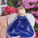 Ceramiczny aniołek z serduszek - ręcznie wykonana dekoracja