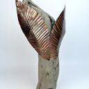 Rzeźba ceramiczna ptak - dekoracja handmade ze szarej gliny, szkliwa i miedzi