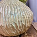 Wazon ceramiczny „Deep Lines” - unikatowa ceramika rzeźbiona
