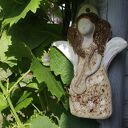 Anioł ceramiczny ze skrzypcami - beżowa ozdoba do domu i ogrodu