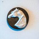 Porcelanowy koń na ciemnym drewnie - dekor ścienny Lady