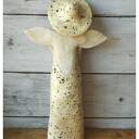 Wytworna anielica w kapeluszu - anioł ceramiczny handmade