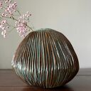 Wazon ceramiczny „Deep Lines” - ręcznie rzeźbione linie i szkliwo granatowe