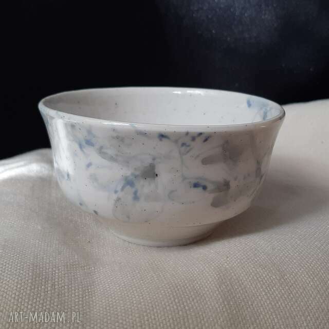 Srebrzyste zimowe kwiaty. Porcelanowy chawan - czarka do herbaty