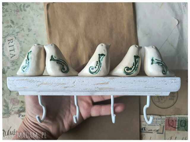 Wieszak z ptaszkami o ozdobnym skrzydełku