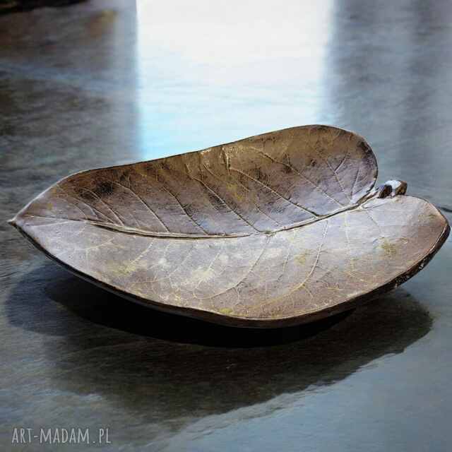 Ceramiczna patera w kształcie liścia