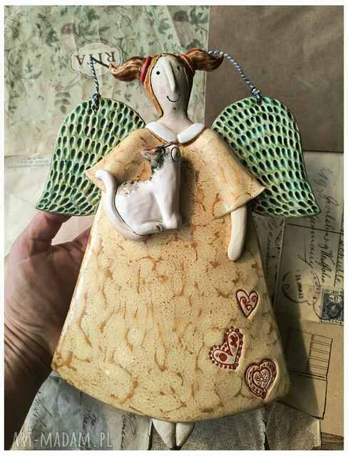 Aniołek z białym kotkiem