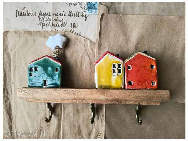 Wieszak z domkami