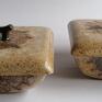 Średniej wielkości kwadratowy pojemniczek wykonana ręcznie z gliny szamotowej i dwukrotnie wypalony. Ceramika użytkowa