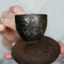 Ceramiczna filiżanka wykonana ręcznie metodą odlewania. Dla kawosza