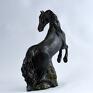 Ręcznie wykonana, rzeźba konia, przedstawiająca dębującego rasy fryzyjskiej. Z jasnej gliny szamotowej. Gwiazdka