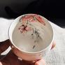 Porcelanowy Chawan / czarka do herbaty. Malowana w czerwone delikatne kwiaty. Ręcznie toczona. Kubek