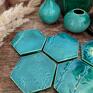 10 sztuk kafli ceramicznych ręcznie wykonanych, szkliwione w dwóch kolorach zielono niebieskim oraz musztardowym. Kwiaty