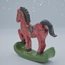 Koń z ceramiki na biegunach czerwony - tradycyjna dekoracja konik rzezba