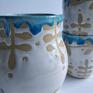 Dzbanek ceramiczny i dwa kubki toczone na kole garncarskim, pokryte białym szkliwem spożywczym z turkusowymi elementami. Ceramika