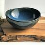 Ręcznie formowana misa ceramiczna pokryta jest szkliwami spożywczymi w odcieniach niebieskiego, granatu i matowej czerni. Miseczka
