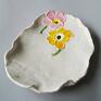 Delikatna w formie, ręcznie wykonana patera ceramiczna o nieregularnych brzegach. Kwiaty
