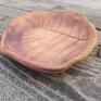 Ceramiczny talerzyk wykonany z jasnej gliny w której odbity został prawdziwy liść paproci. Przetarty szkliwami w kolorze brązu. Dla przyjaciółki mamy