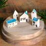 Zestaw 5 miniaturowych domków z ceramiki z detalami takimi jak komin, dachówka, okna i drzwi. Uroczy drobiazg na półce. Domki