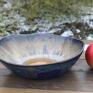 święta upominki niebieskie ceramiczna misa wykonana z beżowej gliny. formowana ręcznie na sałatki na owoce