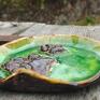 Ceramiczny talerzyk wykonany z jasnej gliny. Pokryty szkliwami w kolorze intensywnej zieleni oraz miedzianego brązu. Ceramika na prezent