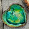 Ceramiczny talerzyk wykonany z jasnej gliny w której odbity został prawdziwy liść malwy. Na biżuterię