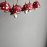 Zestaw z sześciu dzwoneczków ceramicznych, lepionych ręcznie. Są w kształcie grzybów. Dzwonek