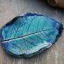 niebieskie ceramika liść talerzyk wykonany z jasnej gliny w której odbity został ceramiczny