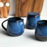 Zestaw - ręcznie wykonana cukiernica i mlecznik w odcieniach: niebieskiego, granatu oraz czerni na obrzeżach. Ceramika