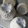 donica ceramiczna zestaw dwóch ręcznie lepionych doniczek, pokryty białym szkliwem doniczki